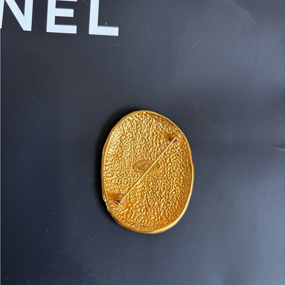 Authentic CHANEL regal crown logo medallion brooch circa 1980s - Picture 5 of 7
